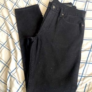 Im selling these black Levi jeans